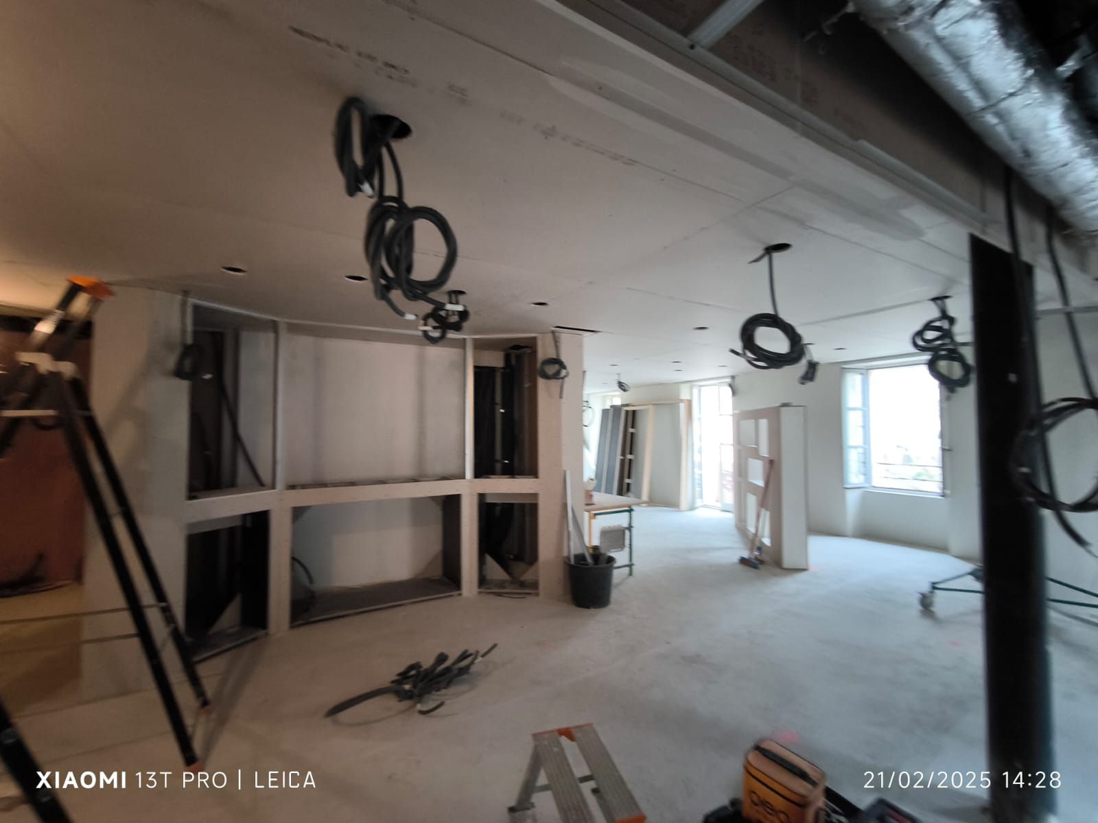 3 gaines électriques sortant d'un faux plafond