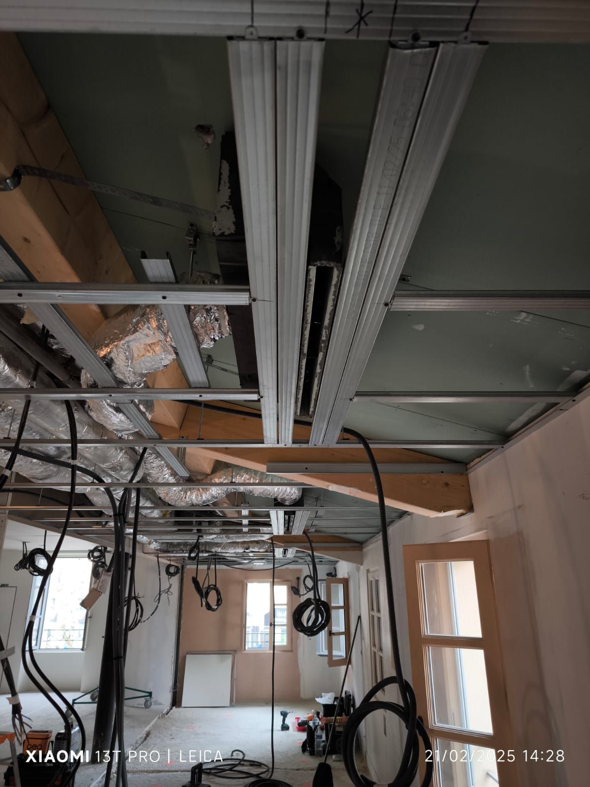 Passage de câbles électrique dans les rails d'un faux plafond