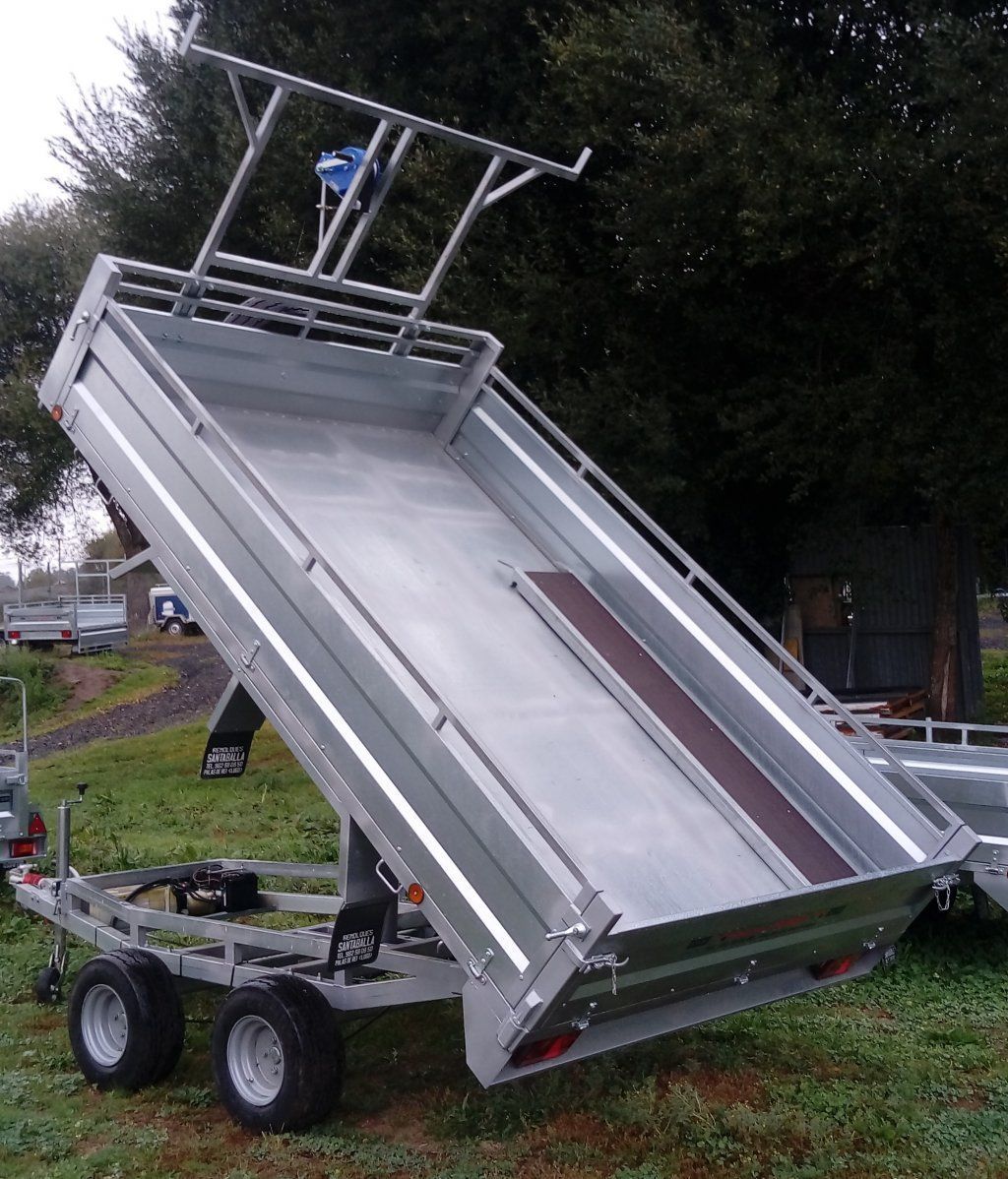 Un remolque volquete con una escalera encima