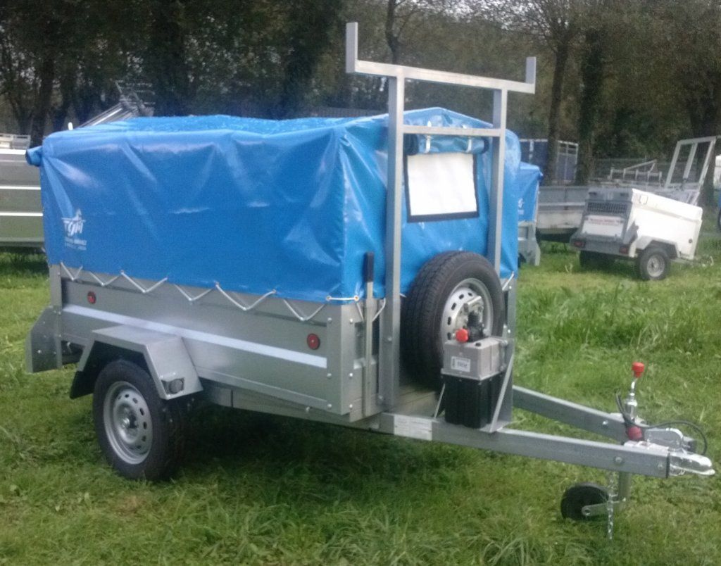 Un remolque con una lona azul encima
