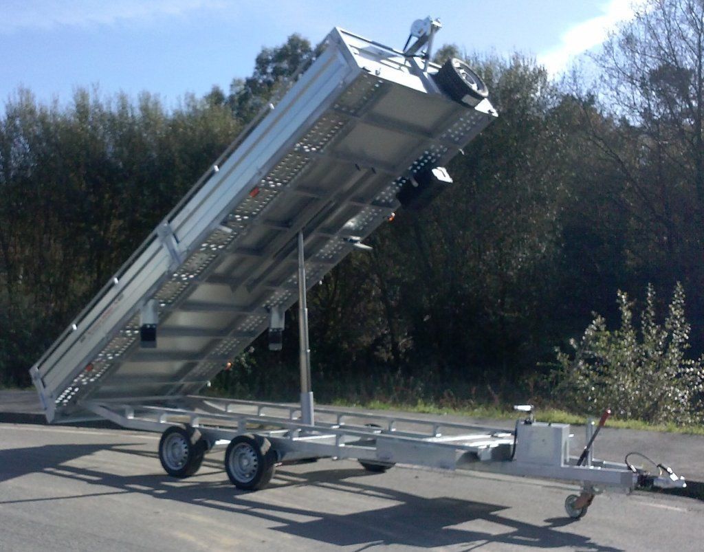 Un remolque volquete está estacionado al costado de la carretera