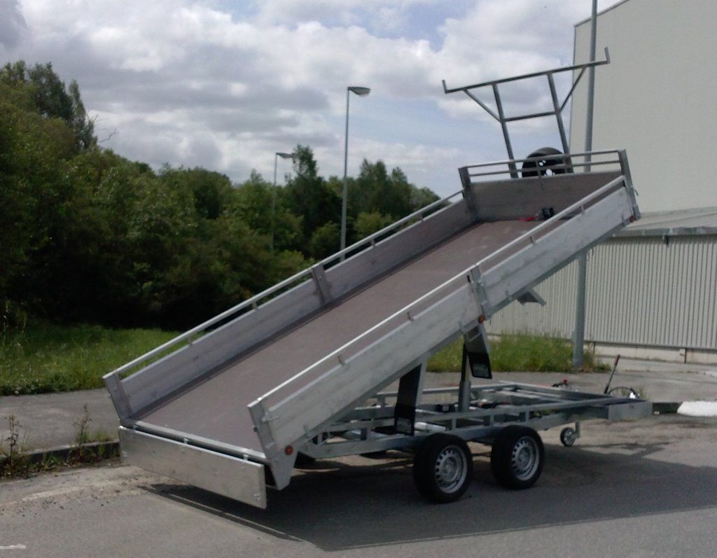 Un remolque está estacionado al costado de la carretera