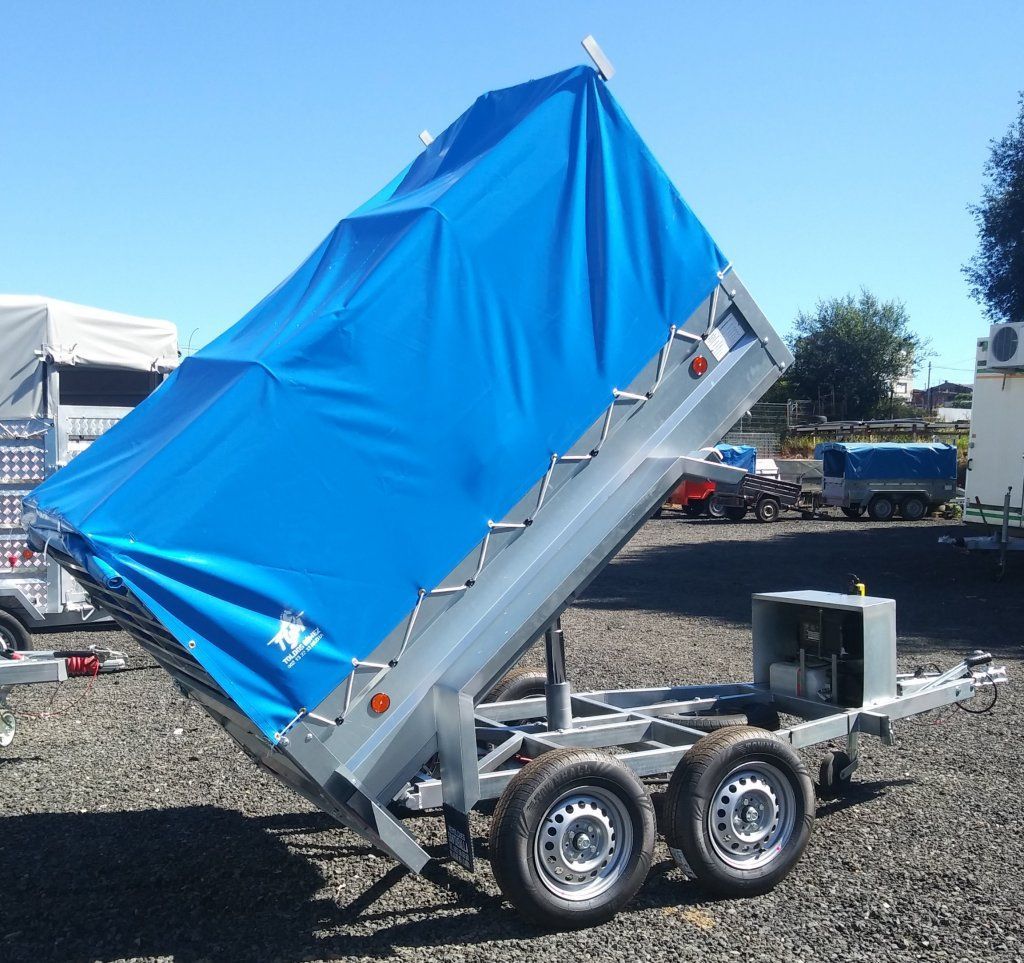 Un remolque con una lona azul encima