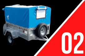 Un remolque azul con el número 02 al lado.