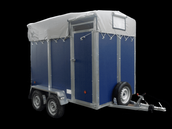 Un remolque azul con una lona blanca encima