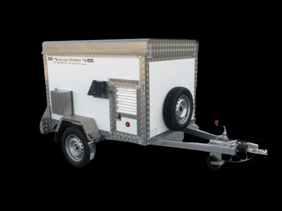 Un remolque blanco con un neumático en la parte trasera está sobre un fondo negro.
