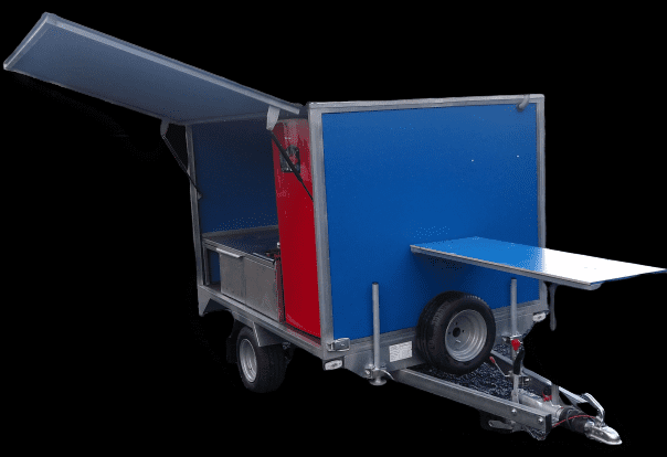 Un remolque azul y rojo con la puerta abierta