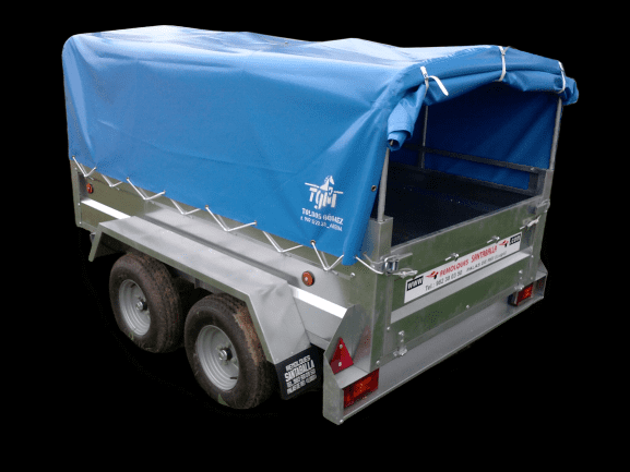 Un remolque con una lona azul encima