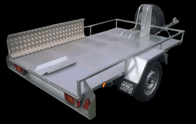 Un remolque plateado con una motocicleta encima.