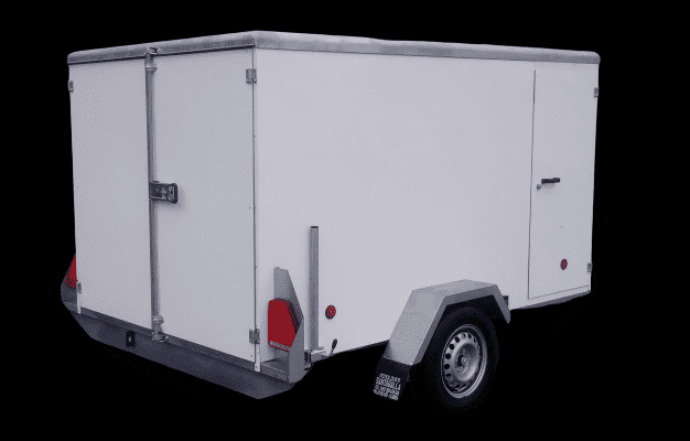 Un pequeño remolque blanco con fondo negro.