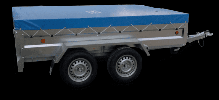 Un remolque con una lona azul encima