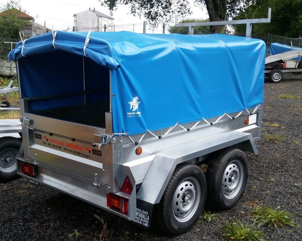 Un remolque con una lona azul encima