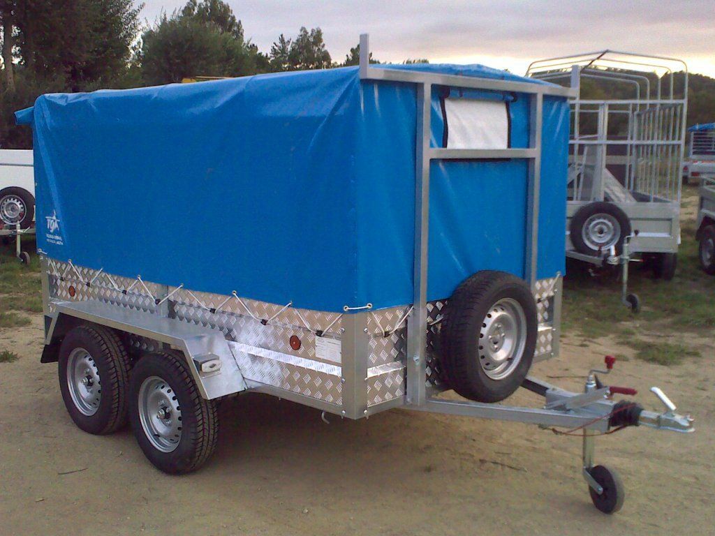 Un remolque con una lona azul encima