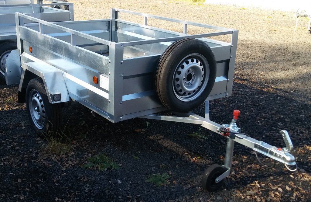 Un remolque con una llanta de repuesto adjunta