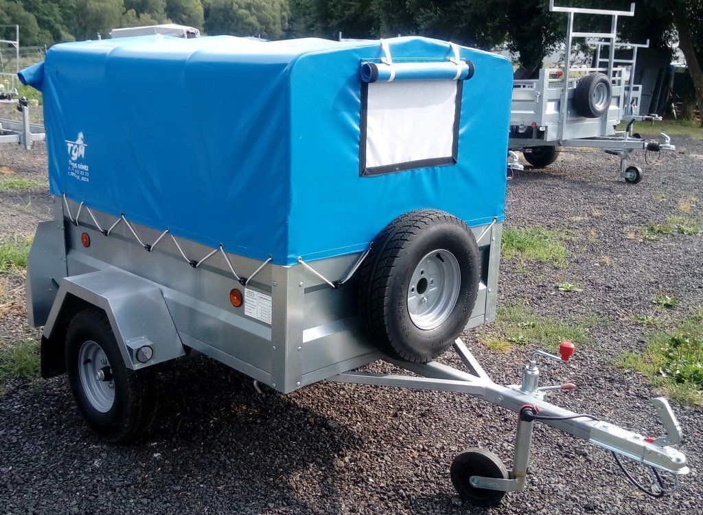 Un remolque con una lona azul encima