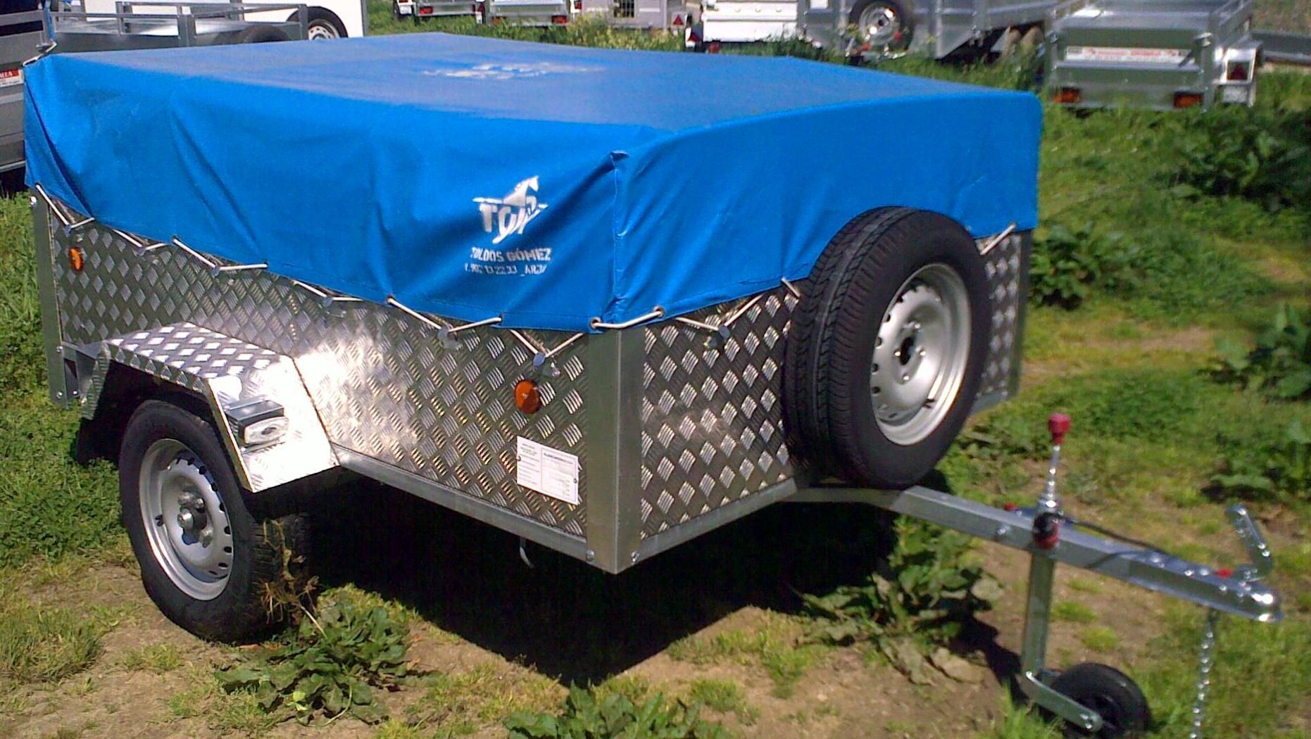 Un remolque con una lona azul encima