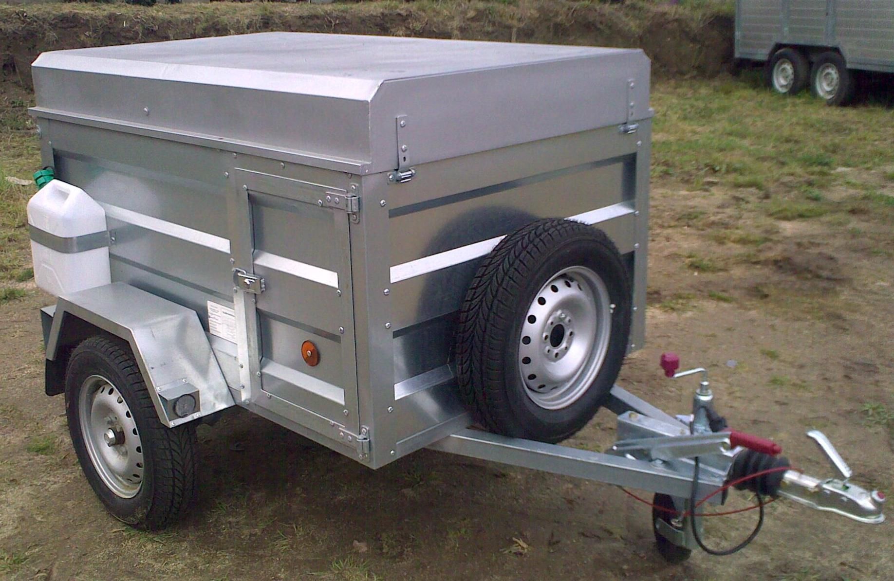 Un remolque con una botella de agua atada a él