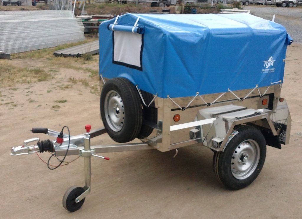 Un remolque con una lona azul encima