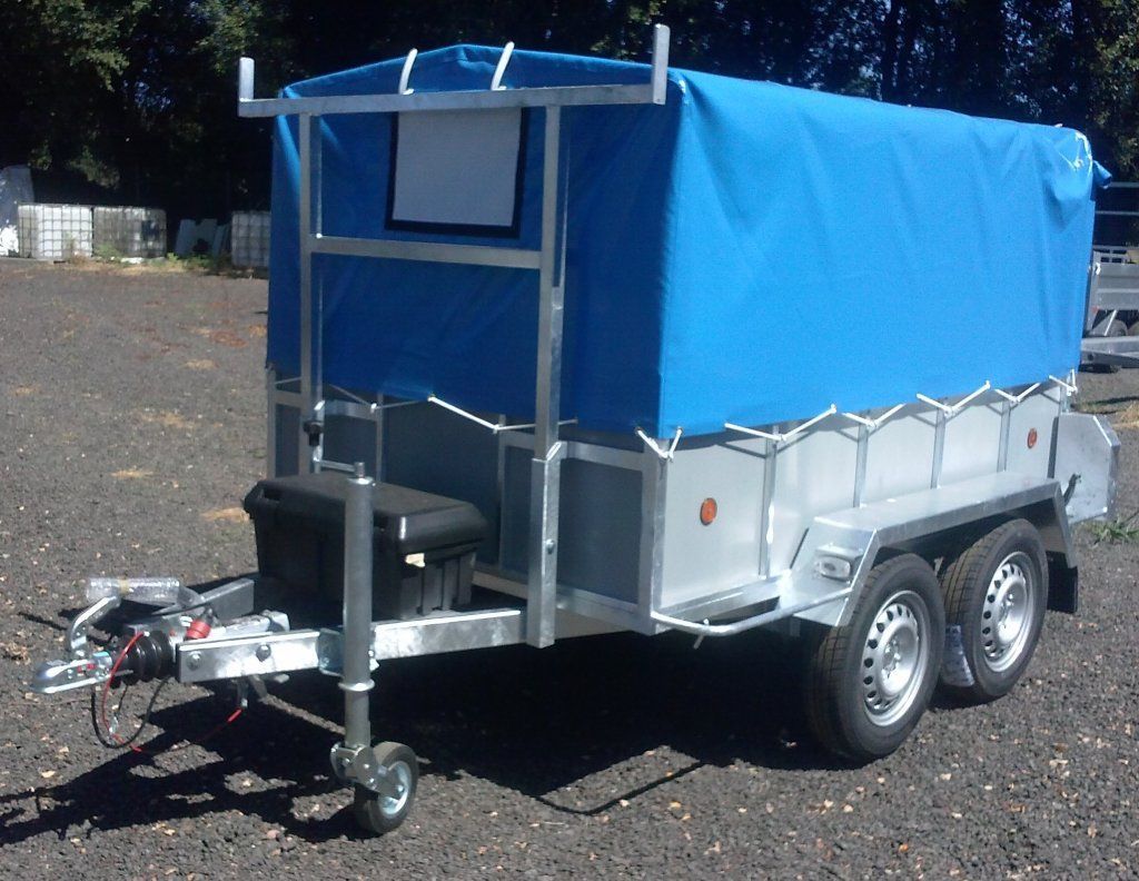 Un remolque con una lona azul encima