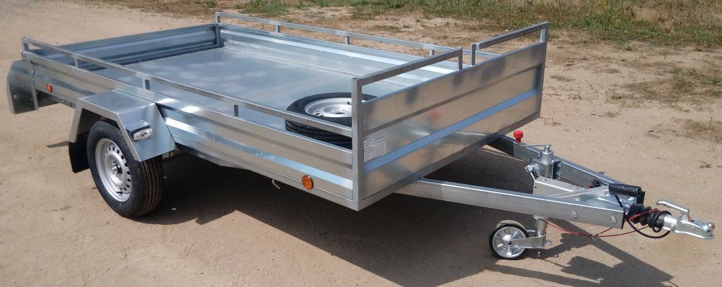 Un remolque está estacionado al costado de un camino de tierra.