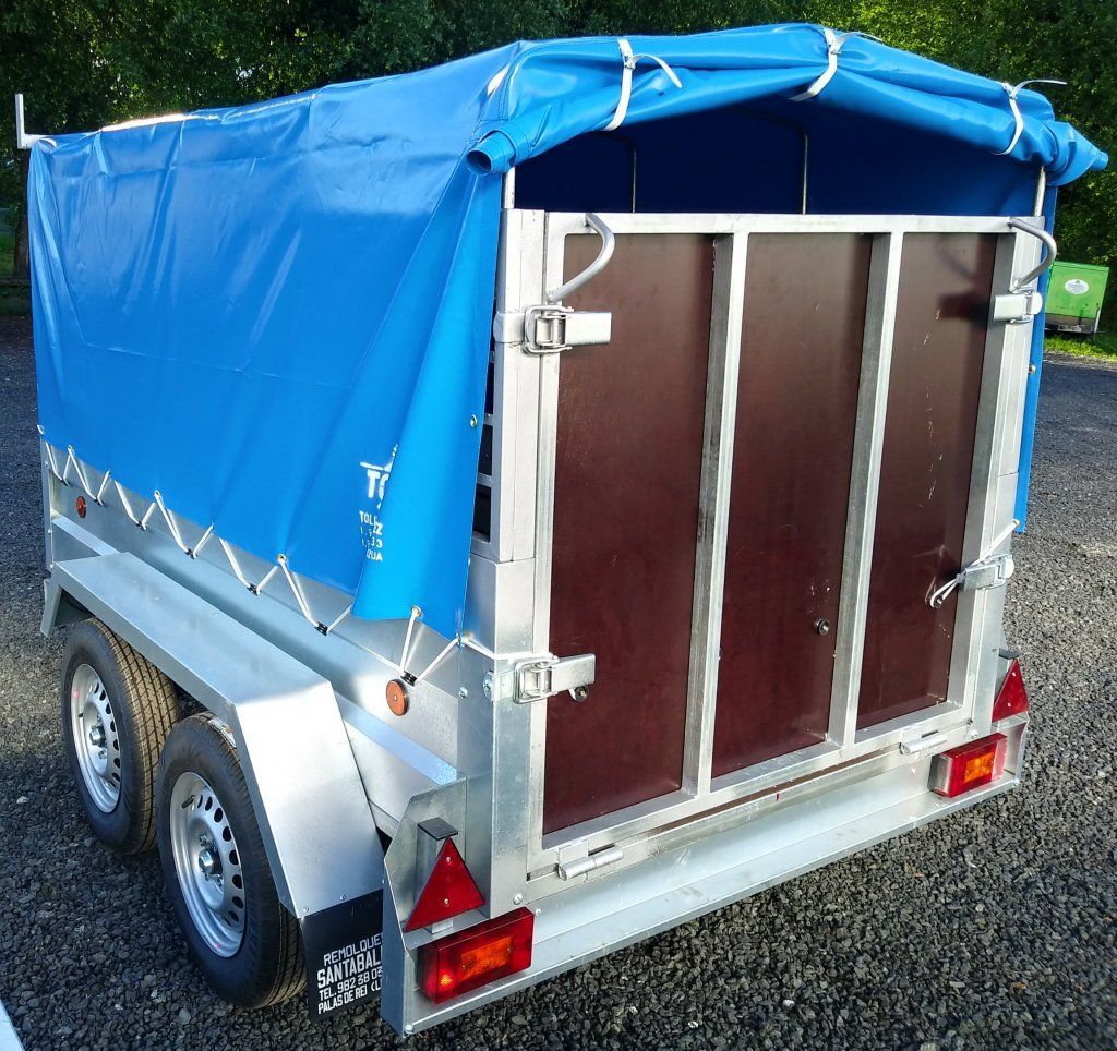 Un remolque con una lona azul encima