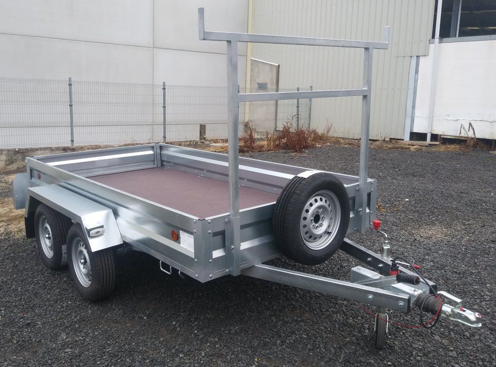 Un remolque con una llanta de repuesto adjunta