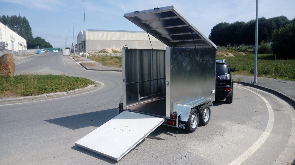 Un coche está tirando de un remolque con la puerta abierta