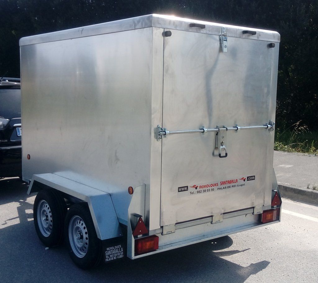 Un remolque de aluminio con una pegatina que dice