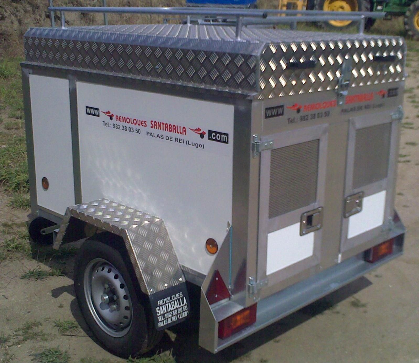 Un remolque blanco con la palabra universal en él