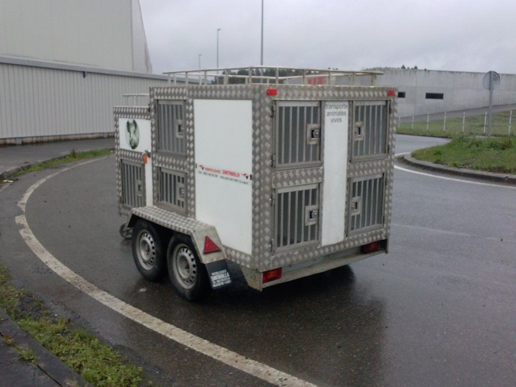 Un remolque blanco está estacionado al costado de la carretera.