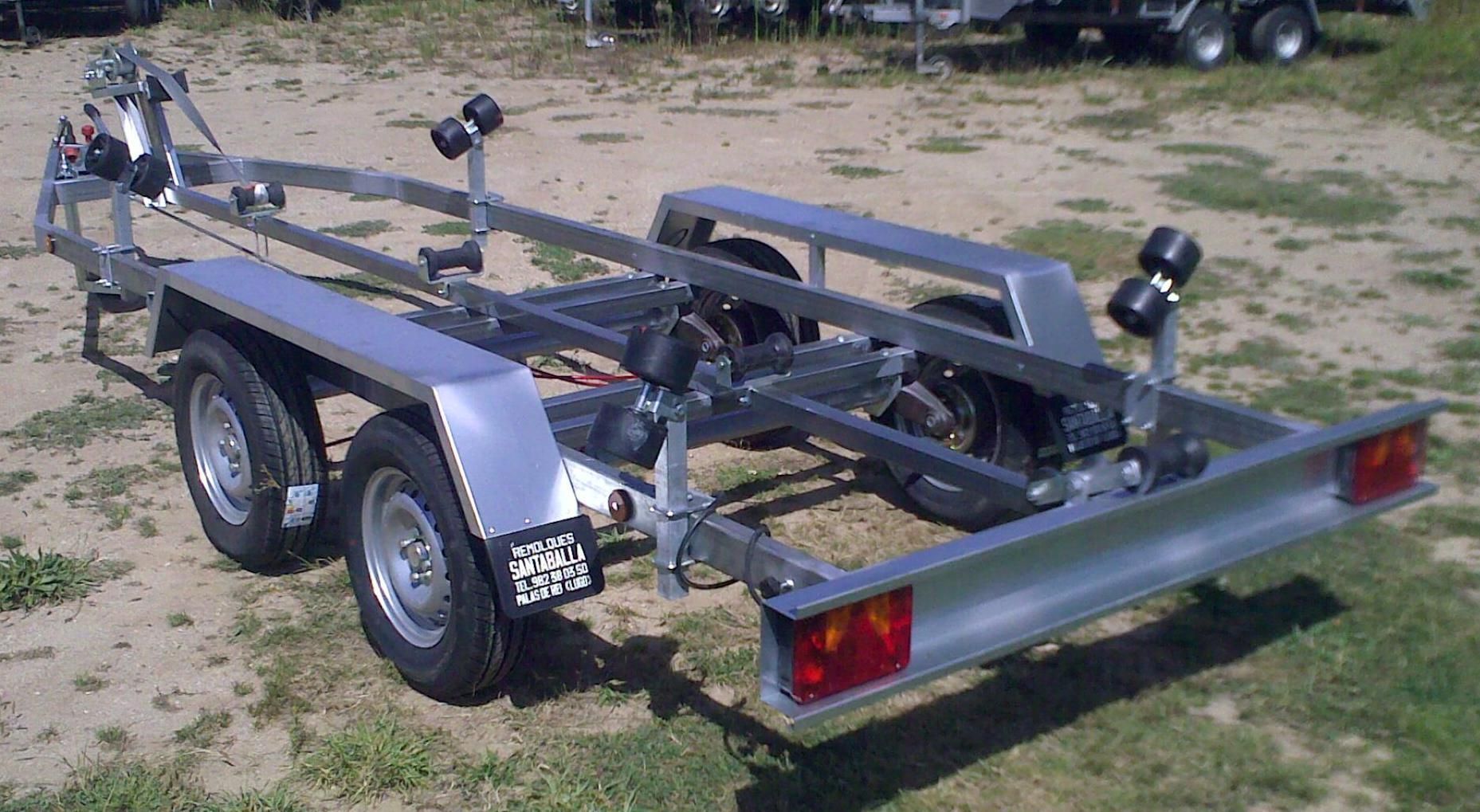 Un remolque de barco está estacionado en un campo de hierba