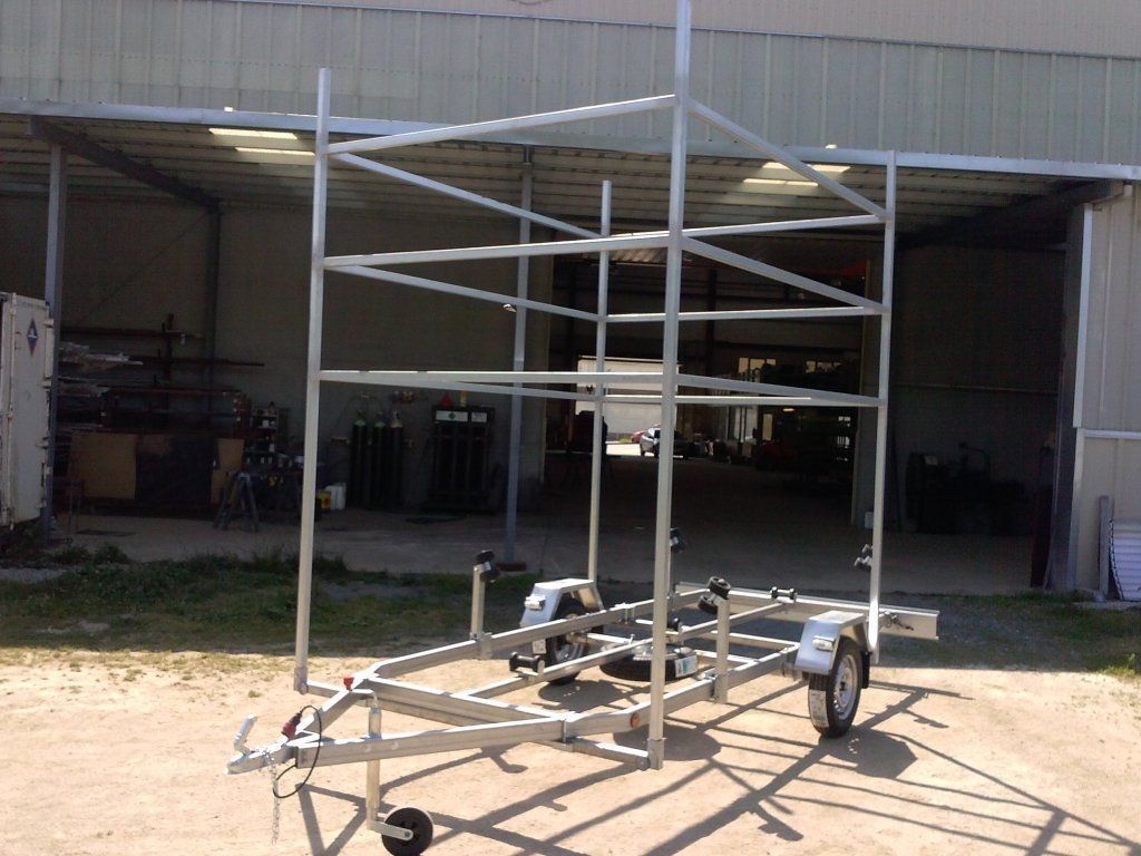 Un remolque de metal está estacionado frente a un edificio.