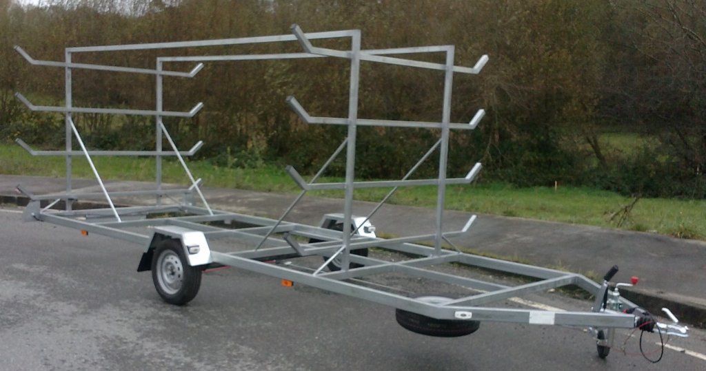 Un remolque con un montón de bastidores en él