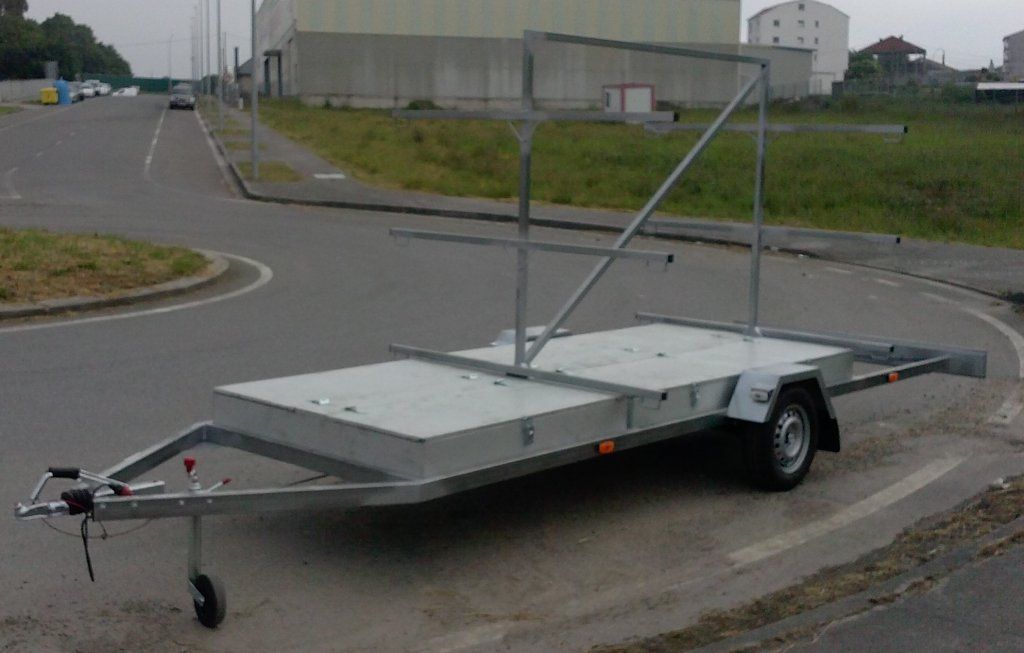 Un remolque está estacionado al costado de la carretera