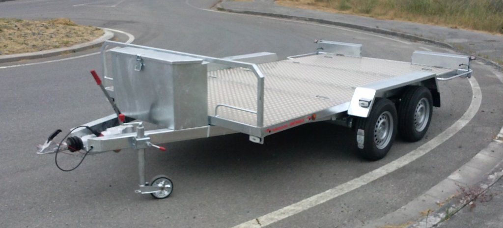 Un remolque está estacionado al costado de la carretera.