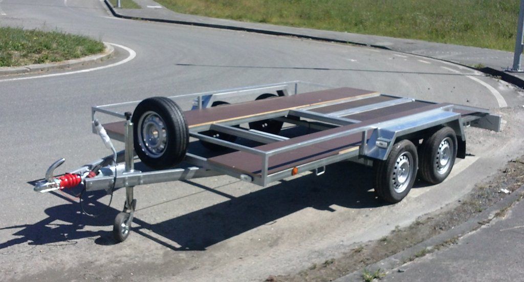 Un remolque está estacionado al costado de la carretera