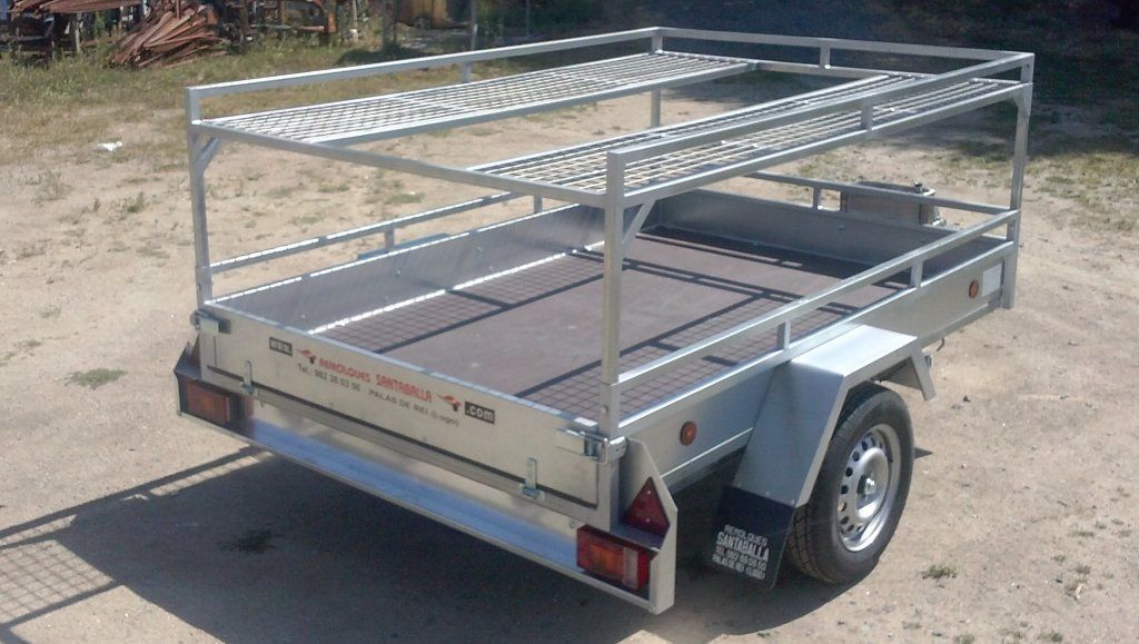 Un remolque con un soporte de metal encima.
