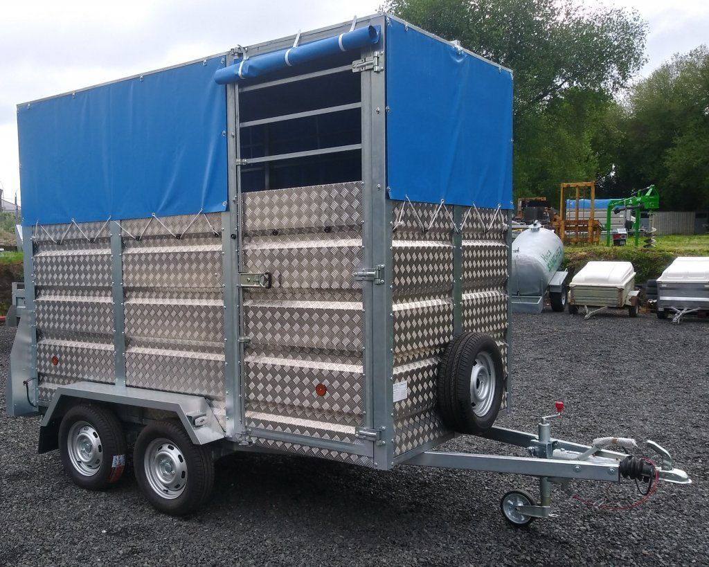 Un remolque con una lona azul encima