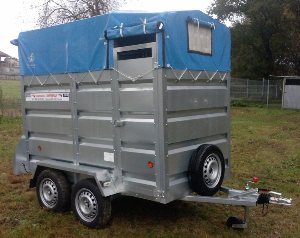 Un remolque con una lona azul encima