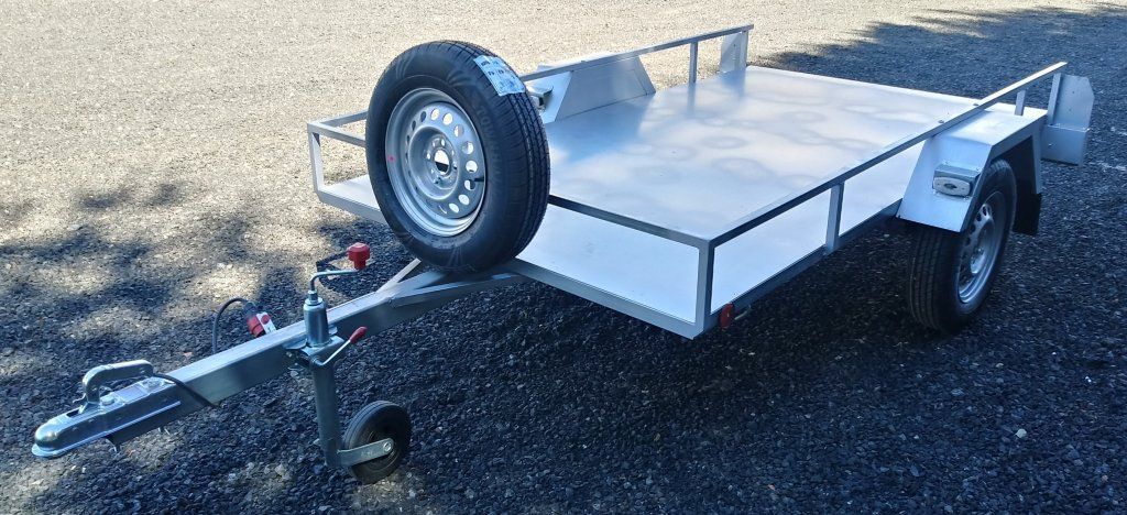 Un pequeño remolque con un neumático acoplado.