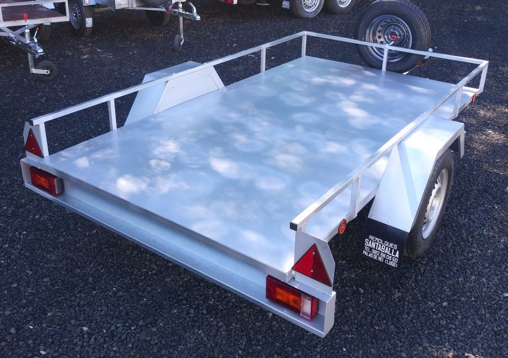 Un remolque plateado con una matrícula que dice 297713