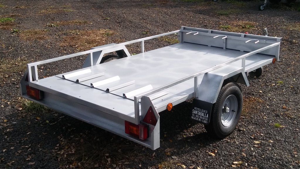 Un remolque blanco con una matrícula que dice 'a'