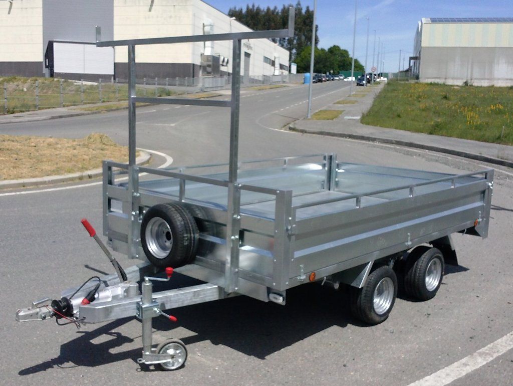 Un remolque está estacionado al costado de la carretera