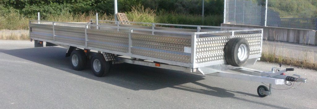 Un remolque está estacionado al costado de la carretera.