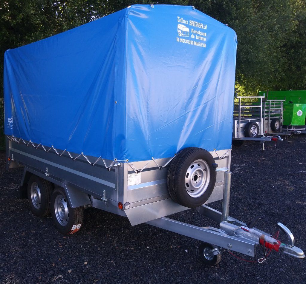 Un remolque con una lona azul encima