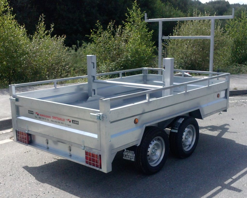 Un remolque con una escalera en la parte trasera está estacionado en un estacionamiento