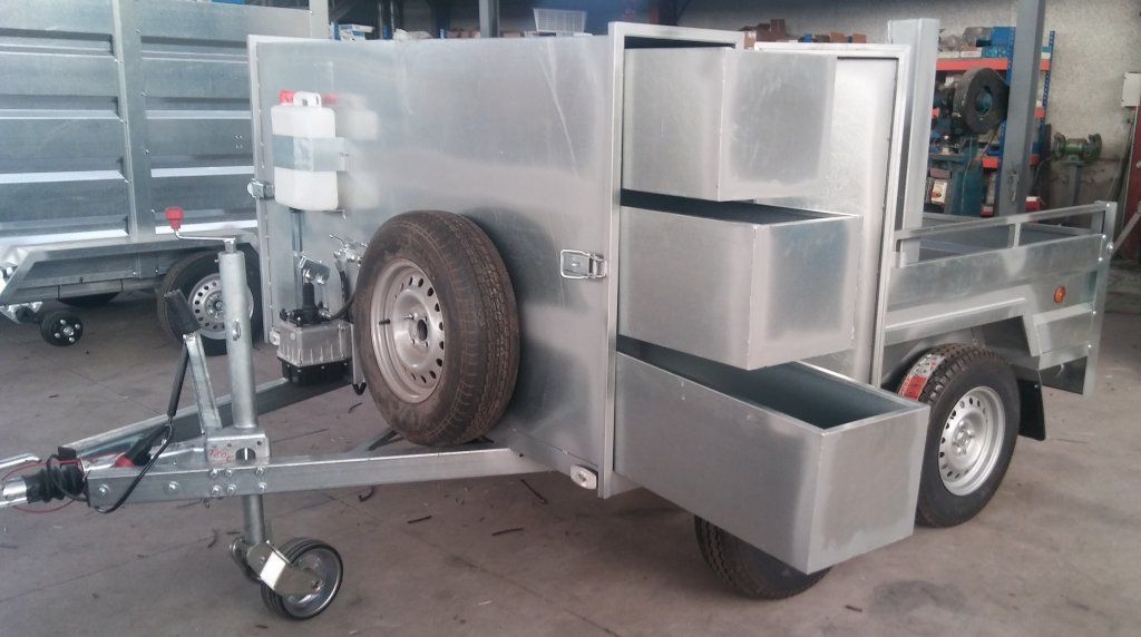 Un remolque con cajones y un neumático encima.