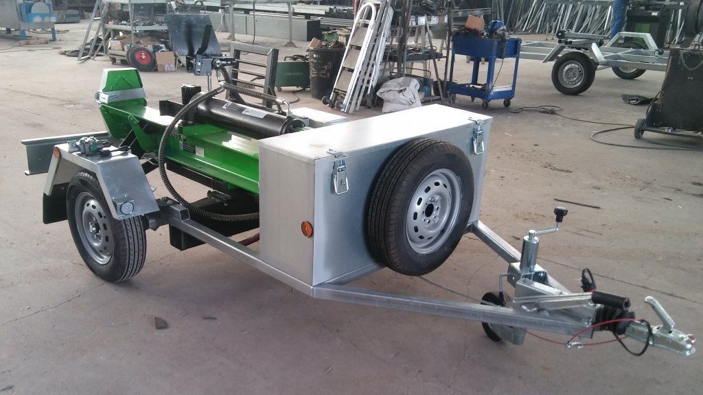 Un remolque verde y blanco con una caja en la parte trasera.