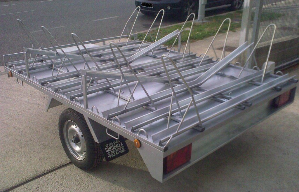 Un remolque de motocicleta está estacionado al costado de la carretera.