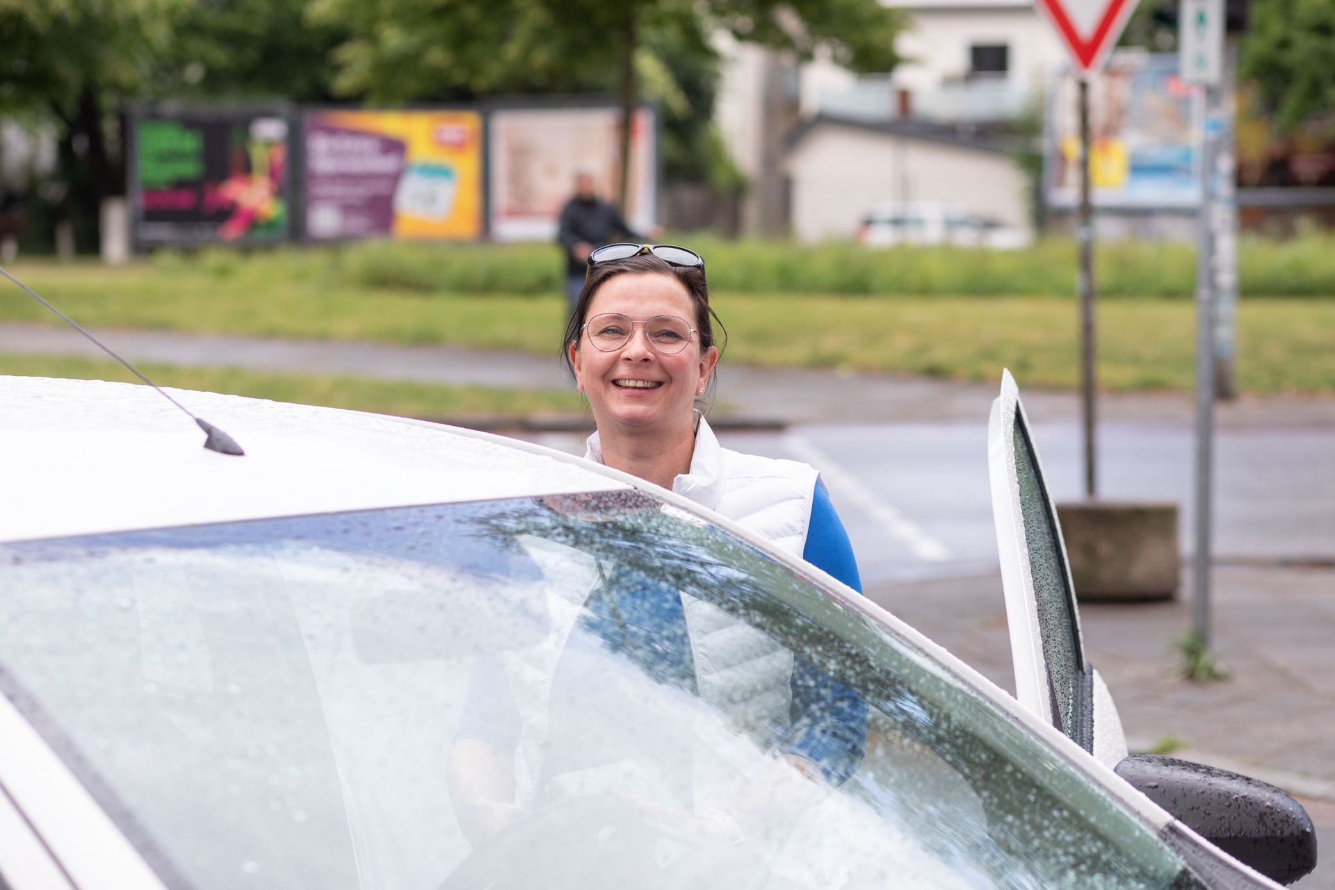 Eine Krankenschwester hält in einem Pflegeheim die Hand eines älteren Mannes.